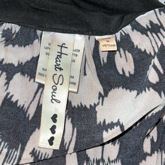 Cute Blouse. Tie around Neck - Picture 6 of 8